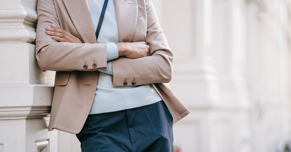 Elegancka stylizacja damska ze spodniami i marynarką